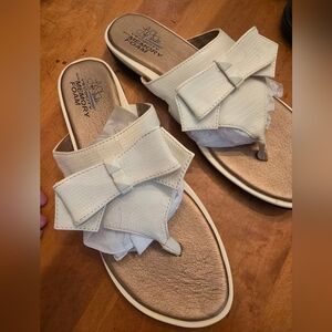 Life Stride White Bow Thong Sandals with Memory Foam (8.5)